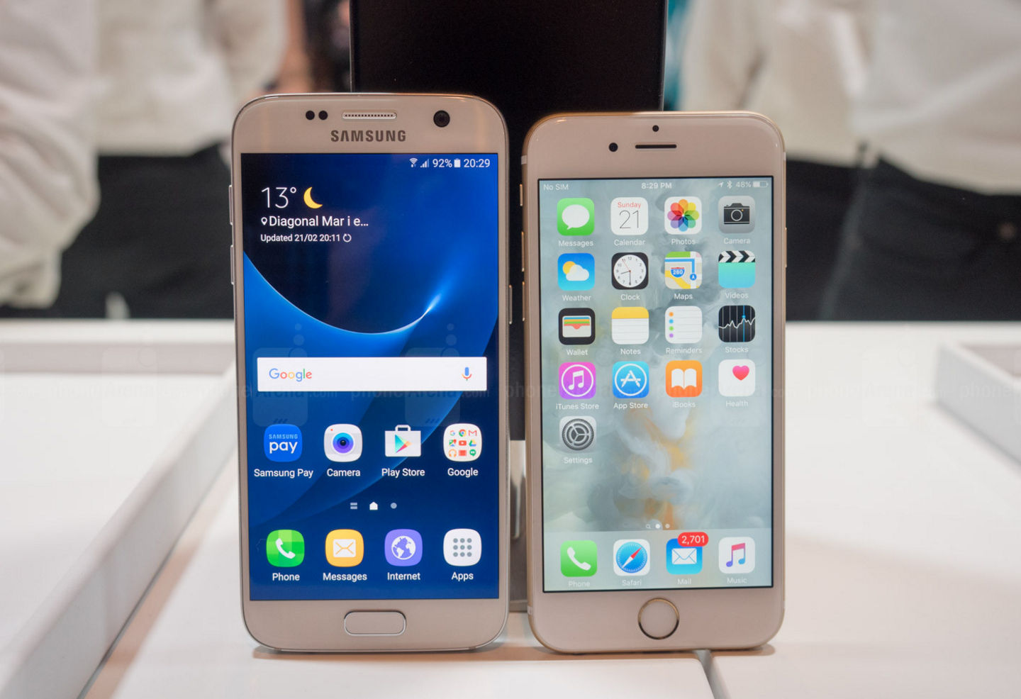 Samsung против iphone. Samsung s7 vs Apple iphone 6s. Iphone 6s vs Samsung Galaxy s6. Самсунг галакси айфон 7. Samsung Galaxy s7 Mini.